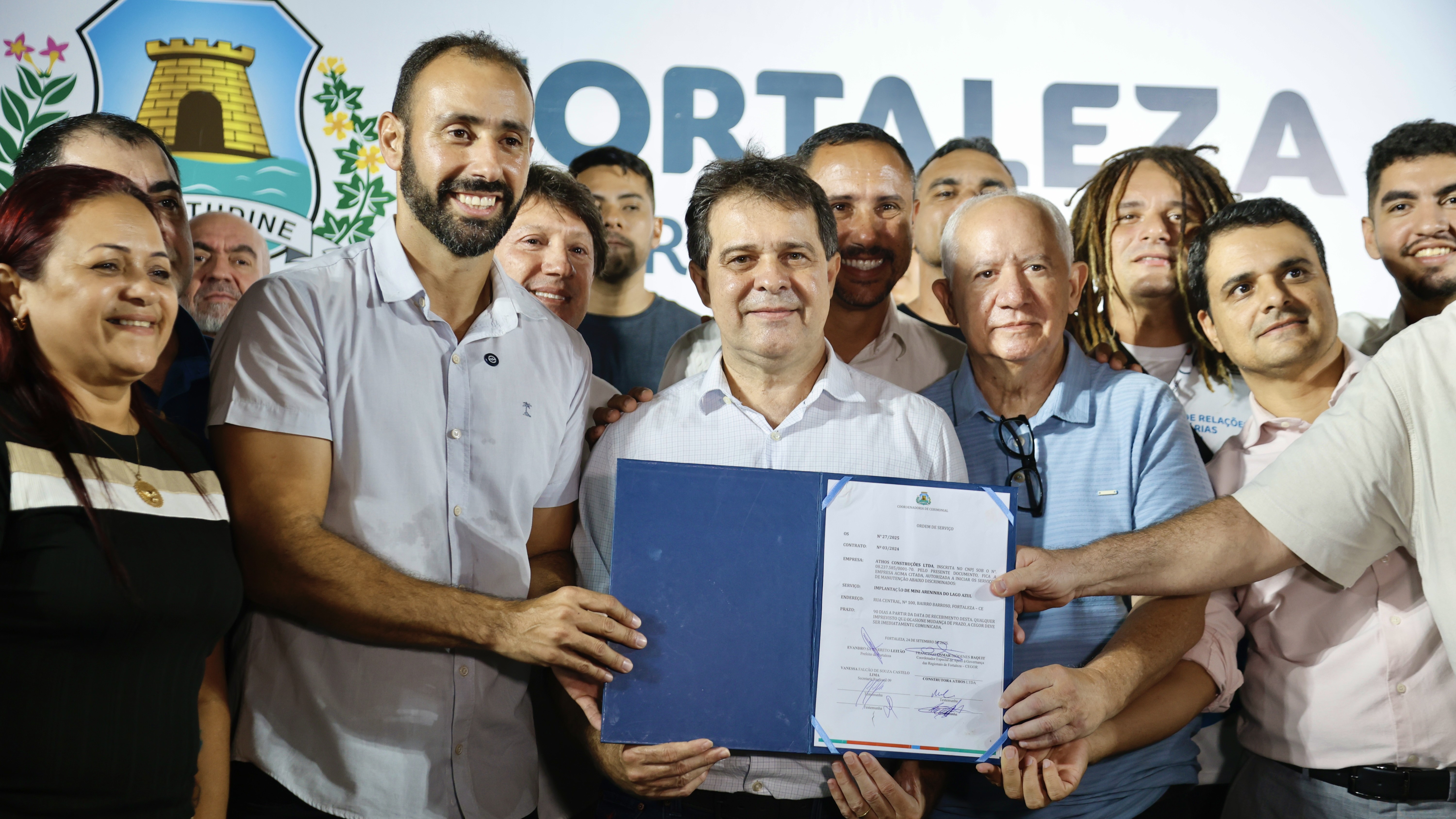 grupo de pessoas posa para a foto